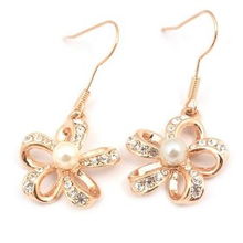 伊泰莲娜红苹果合金耳坠 迷情花中的珠宝魅力